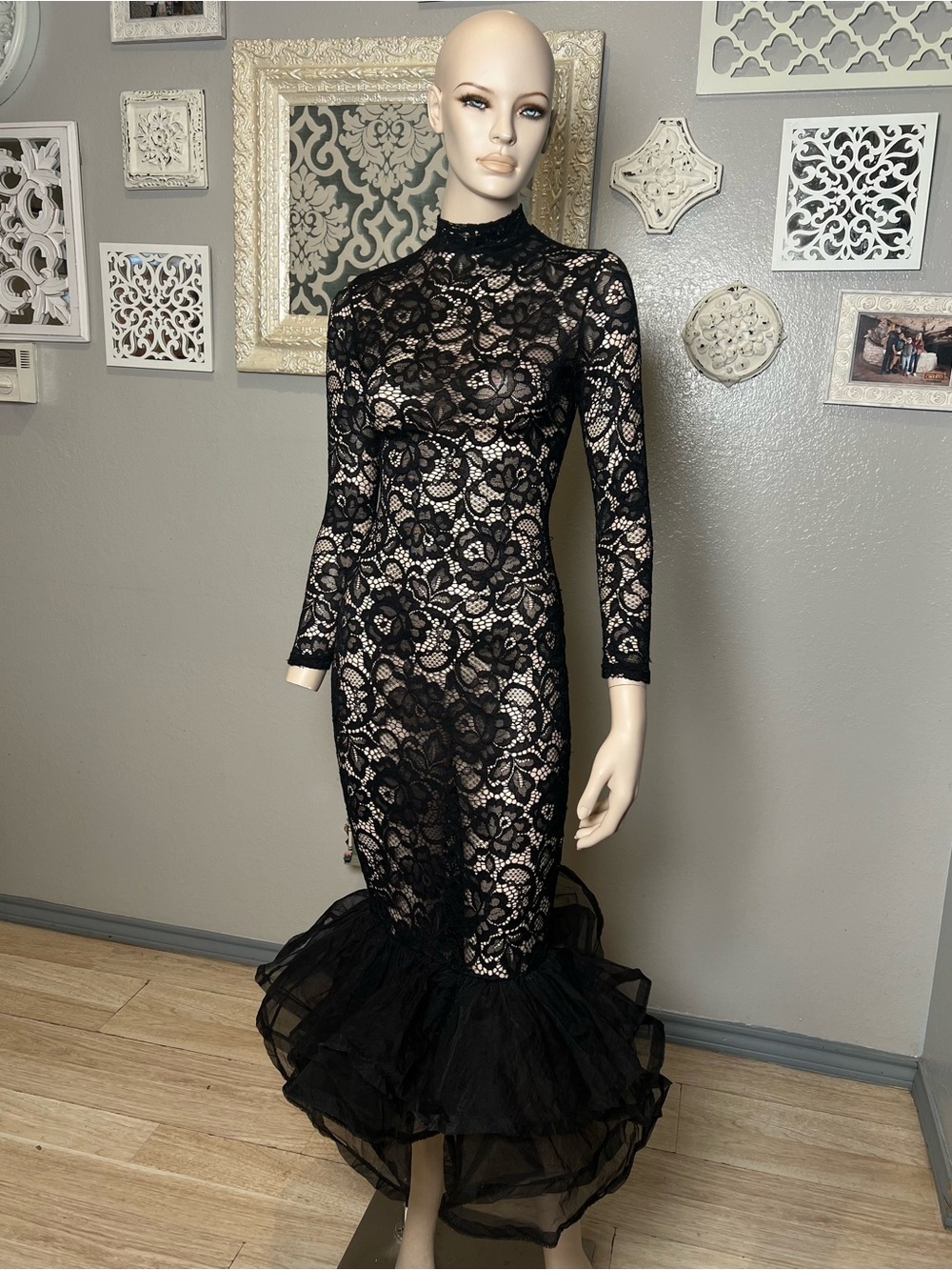 Black Lace Long-Sleeve Mermaid Dress - Picture 7 of 13